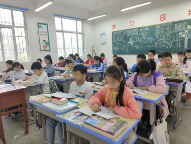 2021101114341633934078170063621.png 爱心捐赠桌椅 情暖三槐师生237.png